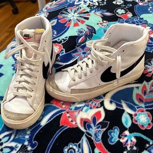 Nike Womens Blazer Mid ‘77 Shoes